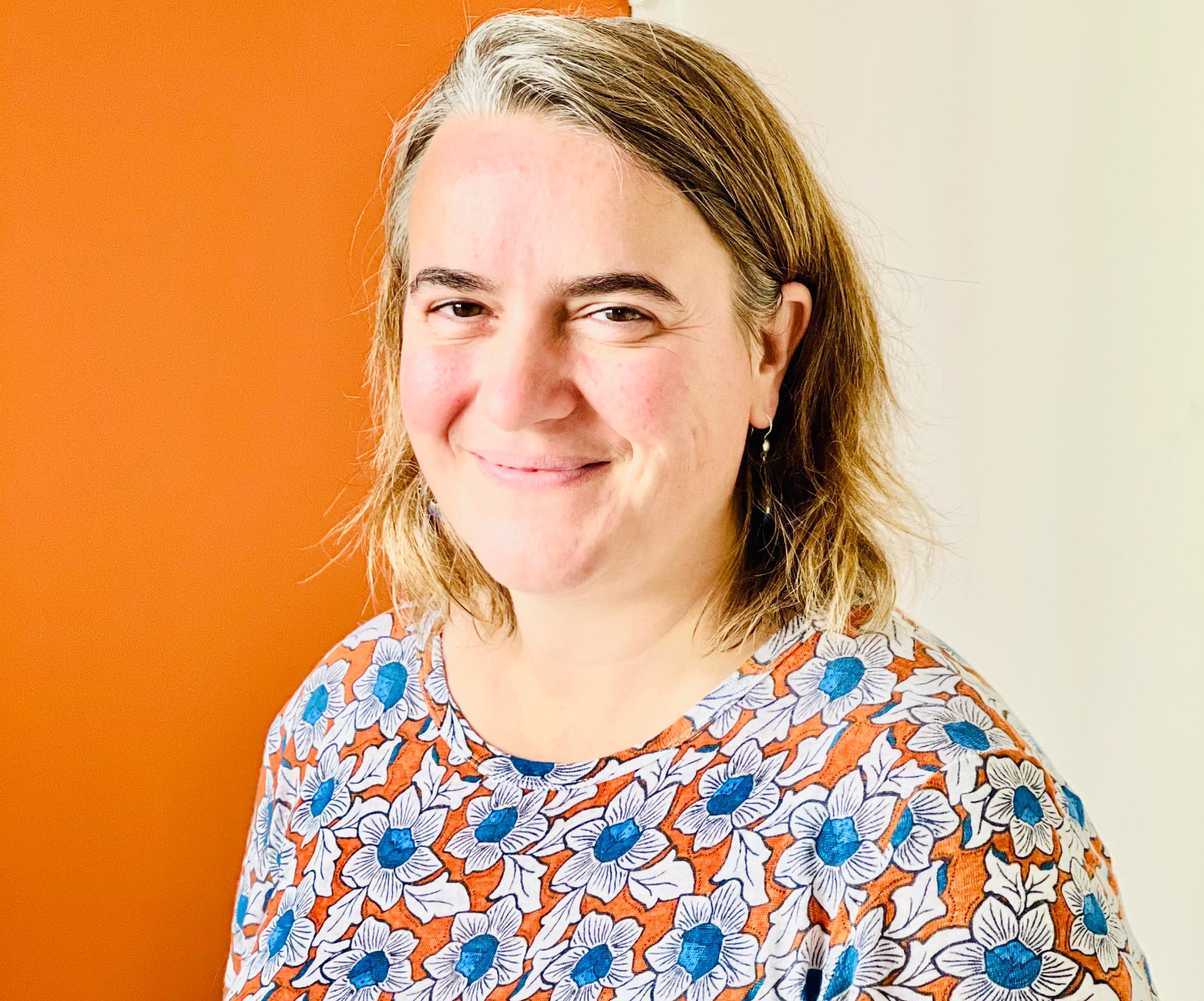 Portrait d'Emmanuelle Ducassé, formatrice associée. Photo prise en octobre 2022 dans les locaux du siège de Bioforce à Lyon