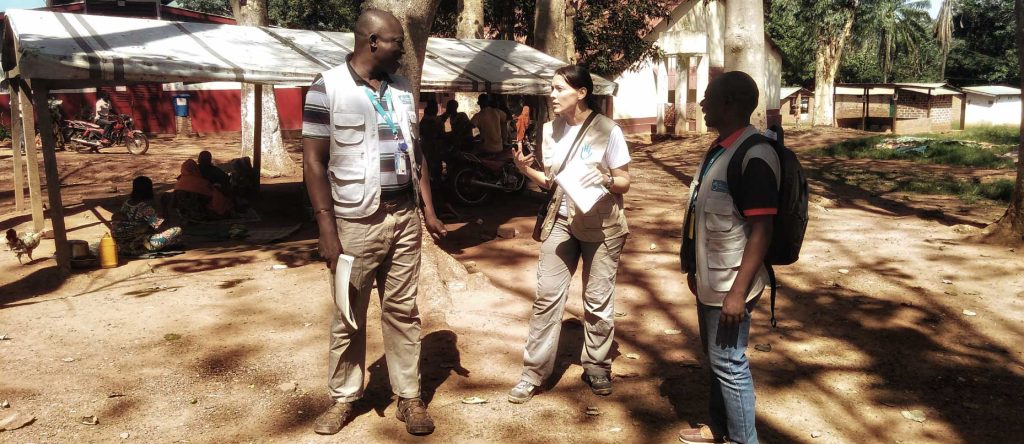Camille Gillardeau, Alumni Bioforce aujourd'hui directrice des formations sécurité pour IRC. Sur cette photo, Camille, en discussion avec ses collègues est en mission pour Handicap International