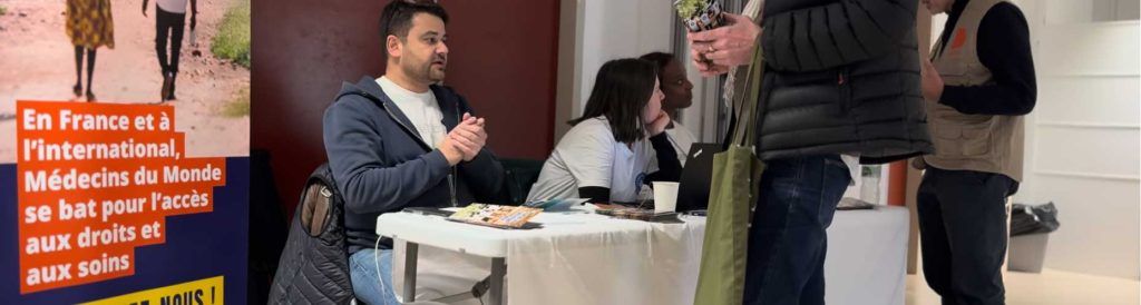 Forum des Acteurs Humanitaires 2026 : 13 ONG présentes à Bioforce à Lyon. Ici, sur le stand Médecins du Monde, Dimitri Frison-Roche échange avec un élève.