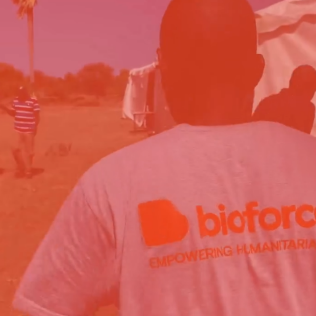 Elève sur le terrain, portant un tee-shirt Bioforce.