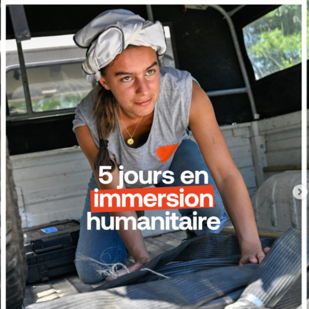 Une élève en train de récupérer du matériel de l’un des véhicules Bioforce lors d’un exercice terrain.