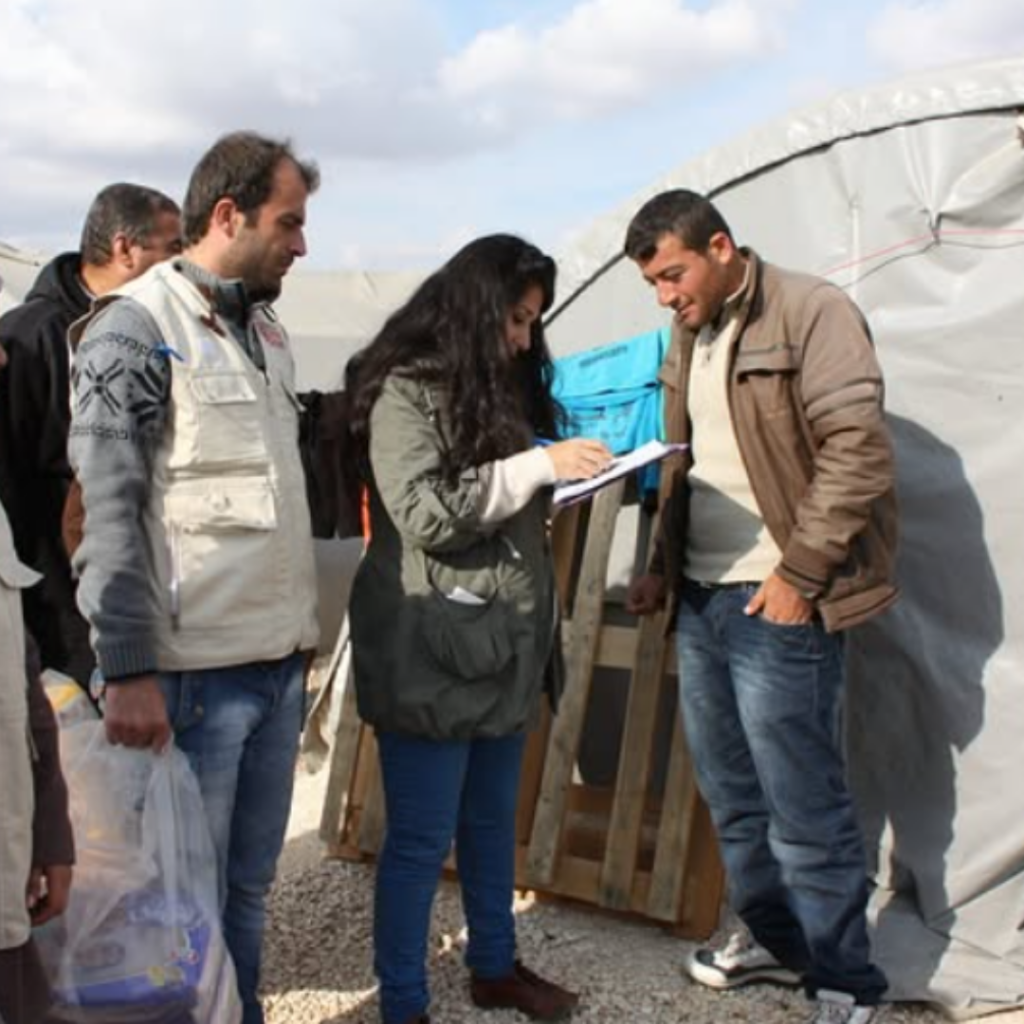 Mission humanitaire : on voit des personnes devant des tentes.