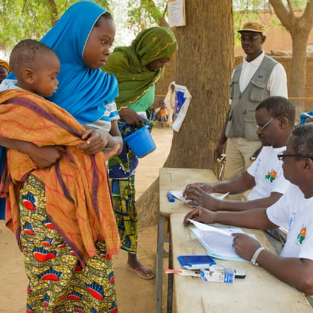 Photo d’une mission humanitaire, une association est présente, ainsi que des bénéficiaires.