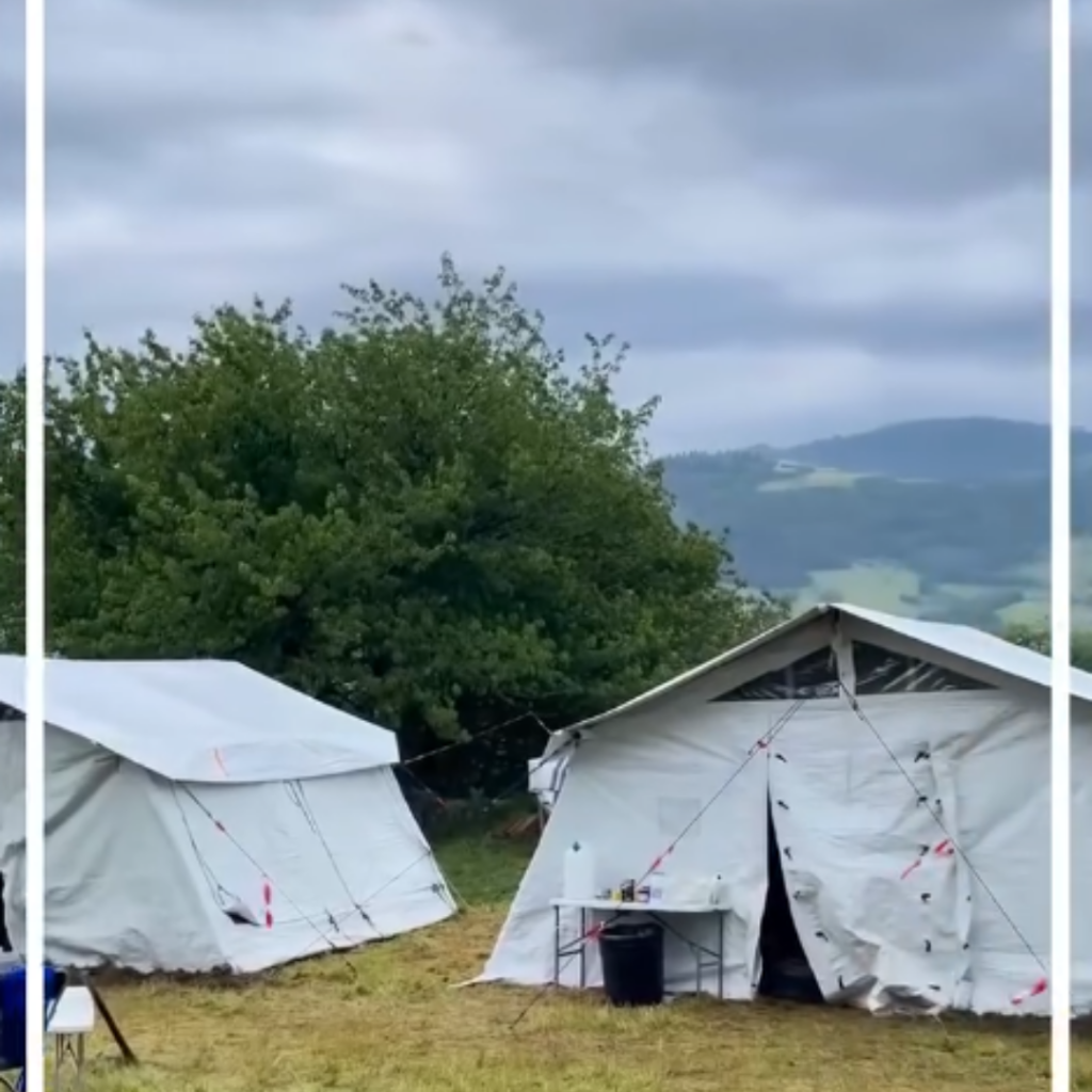 Image du terrain : tentes, matériel.