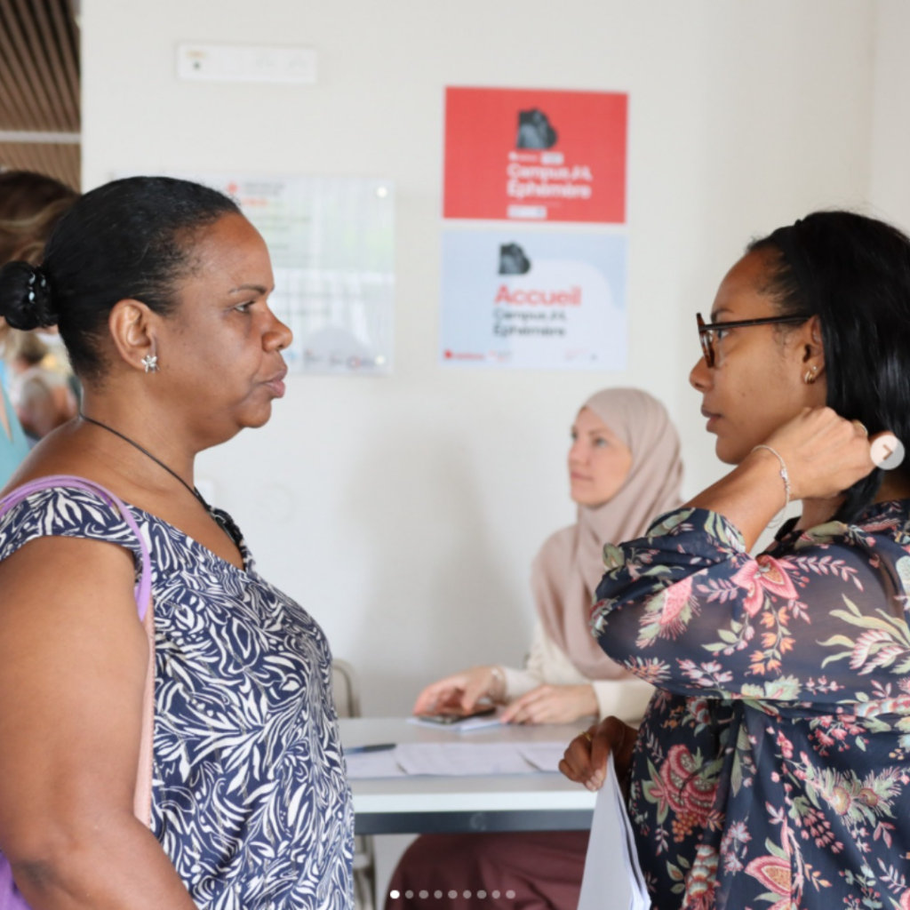 Deux femmes en train de discuter durant l’évènement.