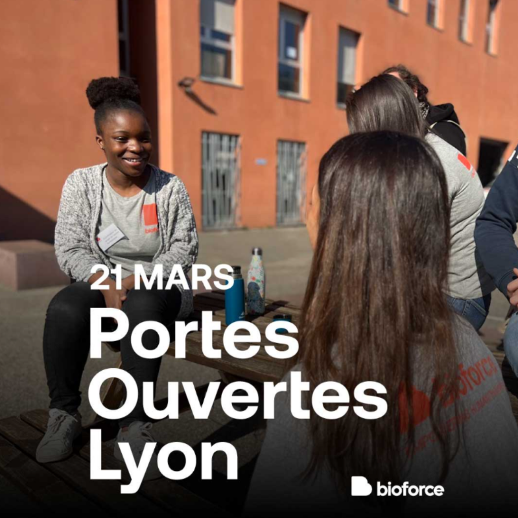 Des élèves en train de discuter devant le CFBE.