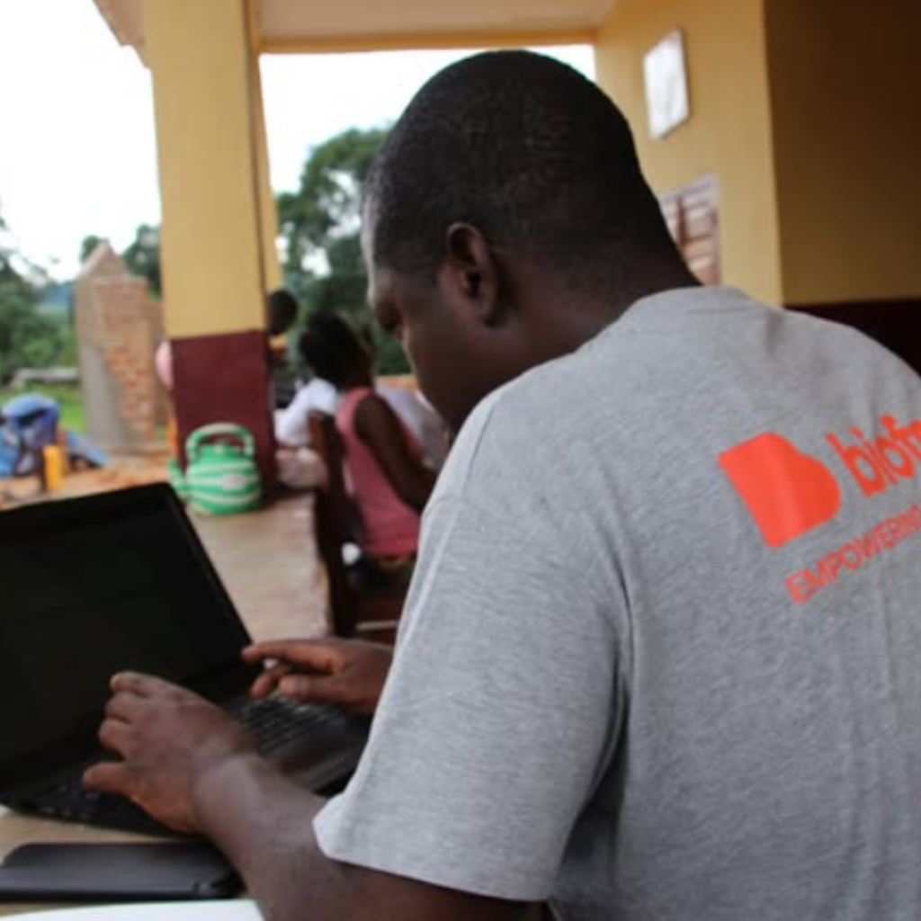 Un élève sur le terrain face à un ordinateur. Un élève sur le terrain face à un ordinateur.