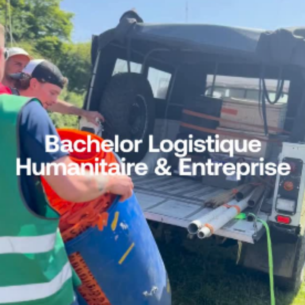 Deux personnes transportant du matériel vers un des véhicules Bioforce, en simulation terrain.