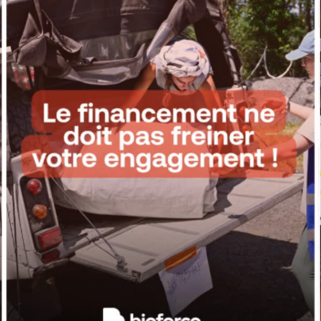 Elèves en train de décharger un véhicule lors d’une application terrain.