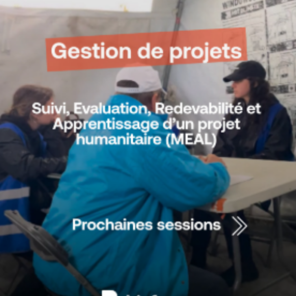 Trois personnes assises autour d’une table, sous une tente, elles sont en simulation terrain.