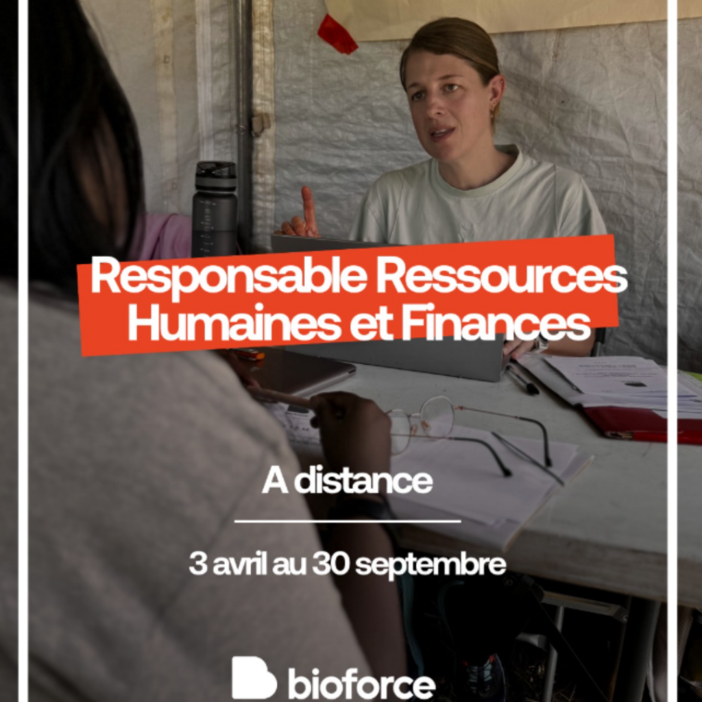 Deux personnes travaillant ensemble sur le terrain.