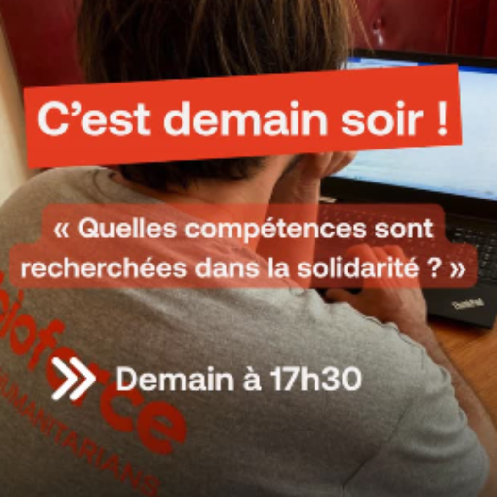 Un homme assis de dos, face à un ordinateur et portant le tee-shirt Bioforce.