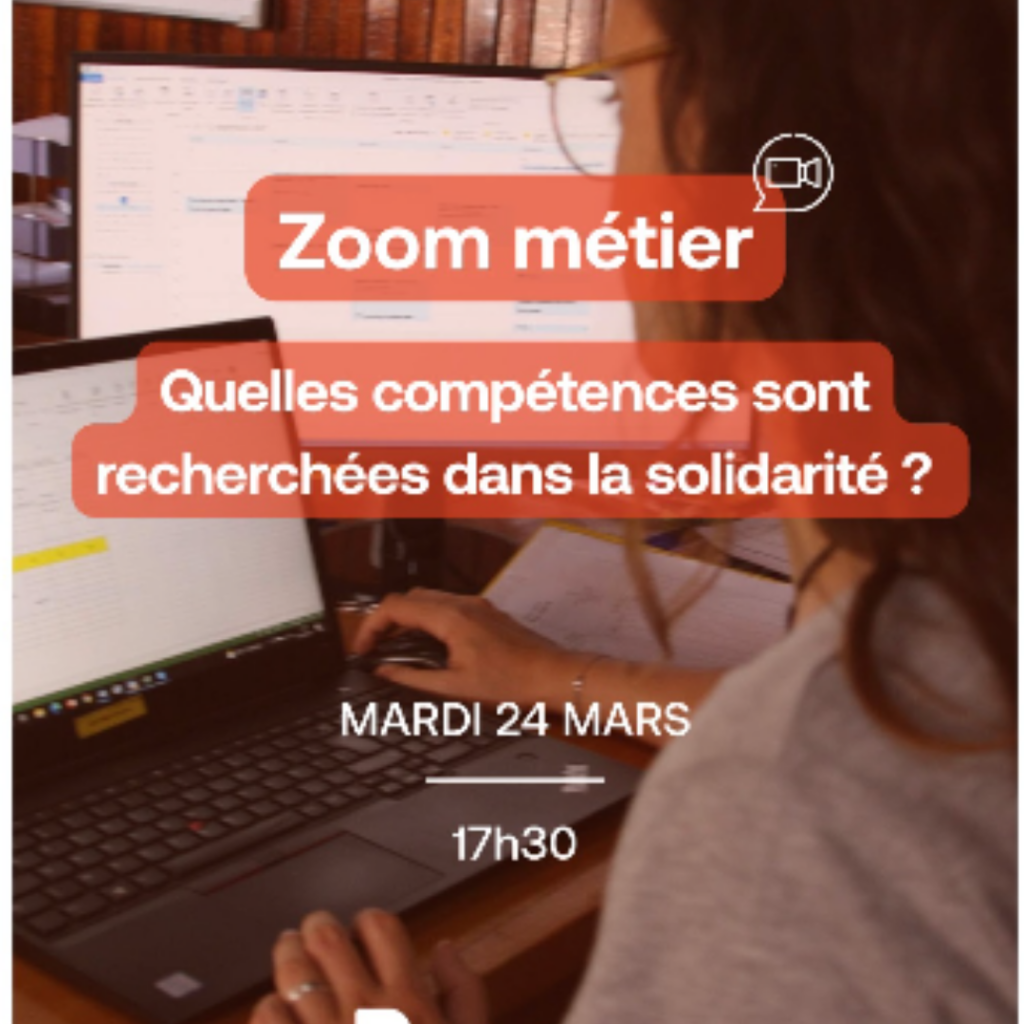 Femme face à un ordinateur, en train de travailler.