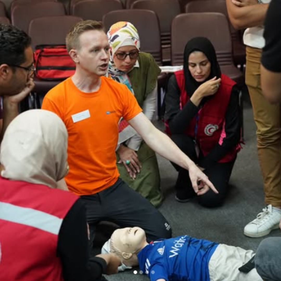 Personnes qui s’entrainent à apporter des soins pédiatriques.