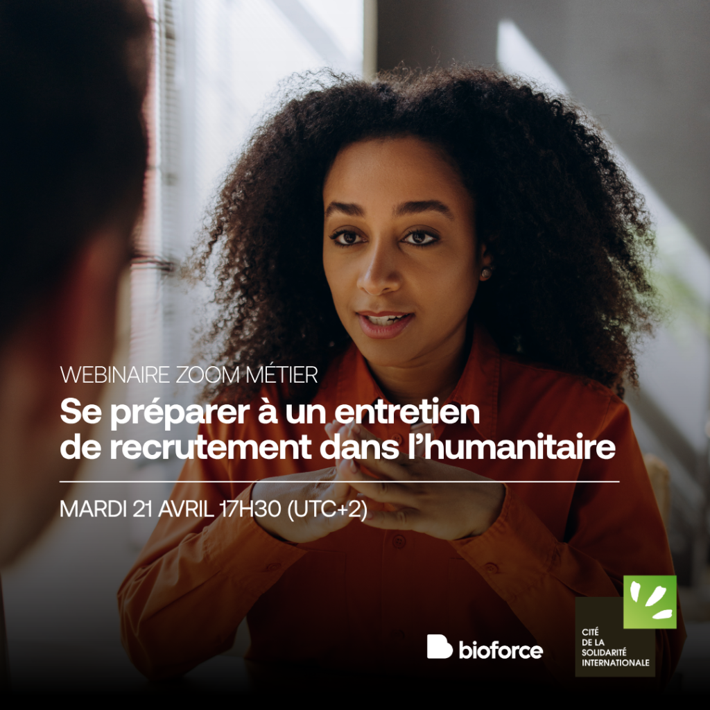 Deux personnes face à face, réalisant un entretien de recrutement dans l’humanitaire.