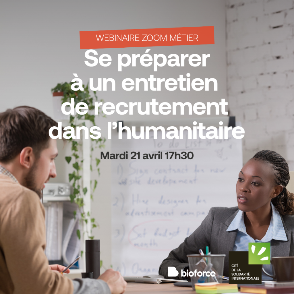 Deux personnes discutant durant un entretien.