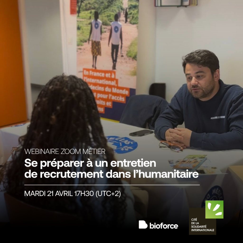 Apprenante en train d’échanger avec un des membres de l’ONG Médecins du Monde.