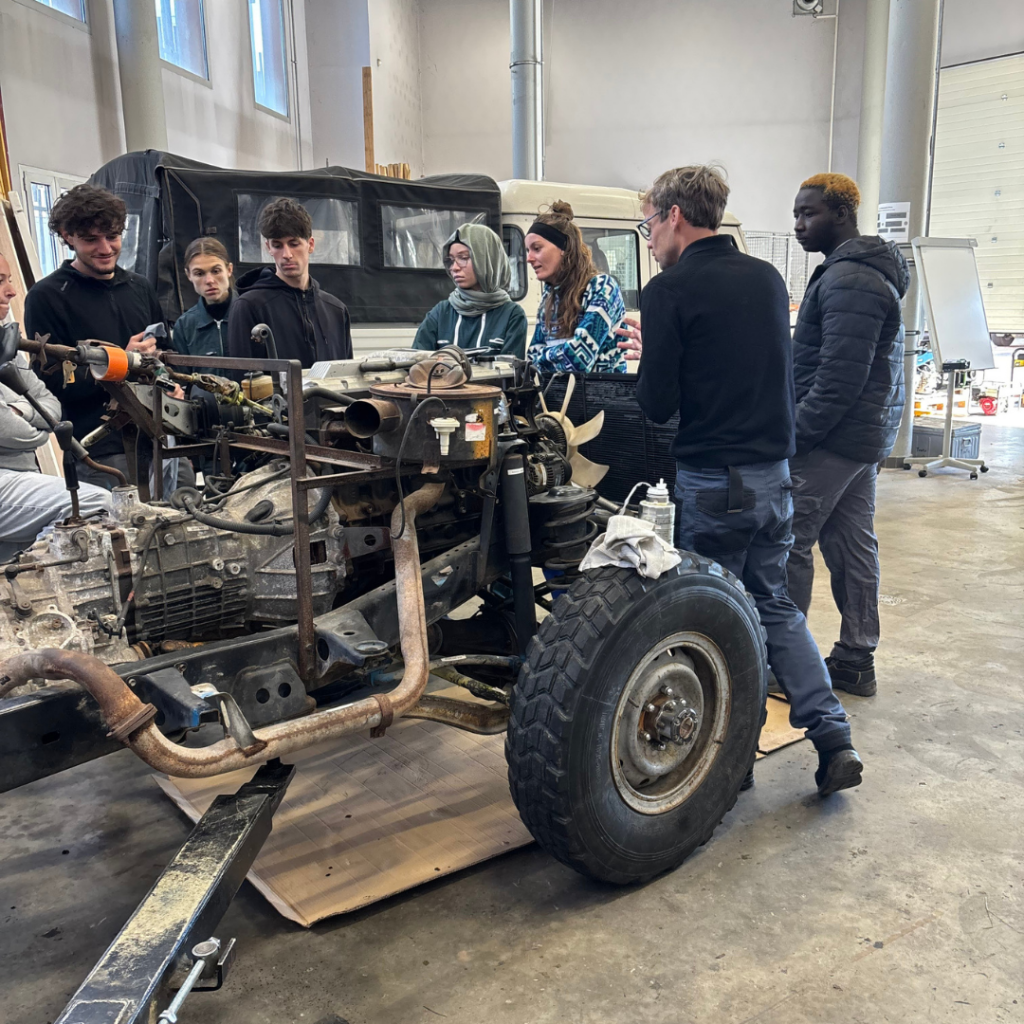 Des élèves de 1ère année du Bachelor dans l’atelier, ils effectuent un exercice pratique avec leur formateur.