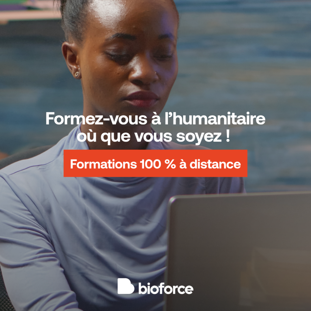 Femme face à un ordinateur en train de travailler.
