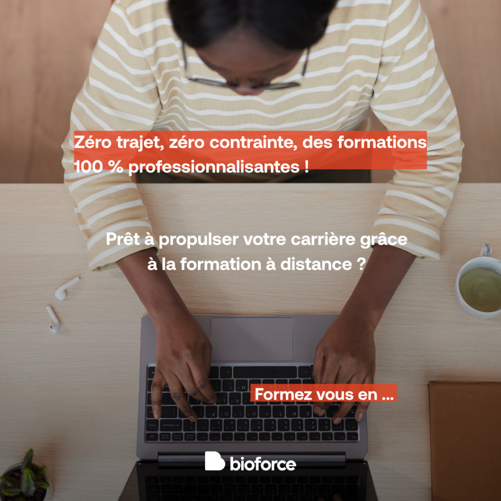 Une personne en train de travailler face à un ordinateur.