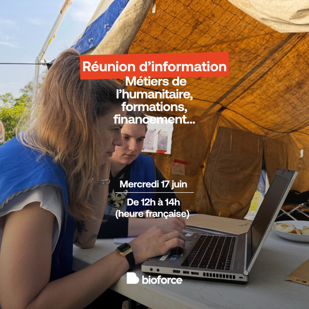 Deux apprenantes lors d’une application terrain, elles sont face à un ordinateur.
