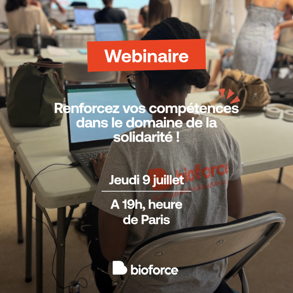 Apprenante travaillant sur son ordinateur.