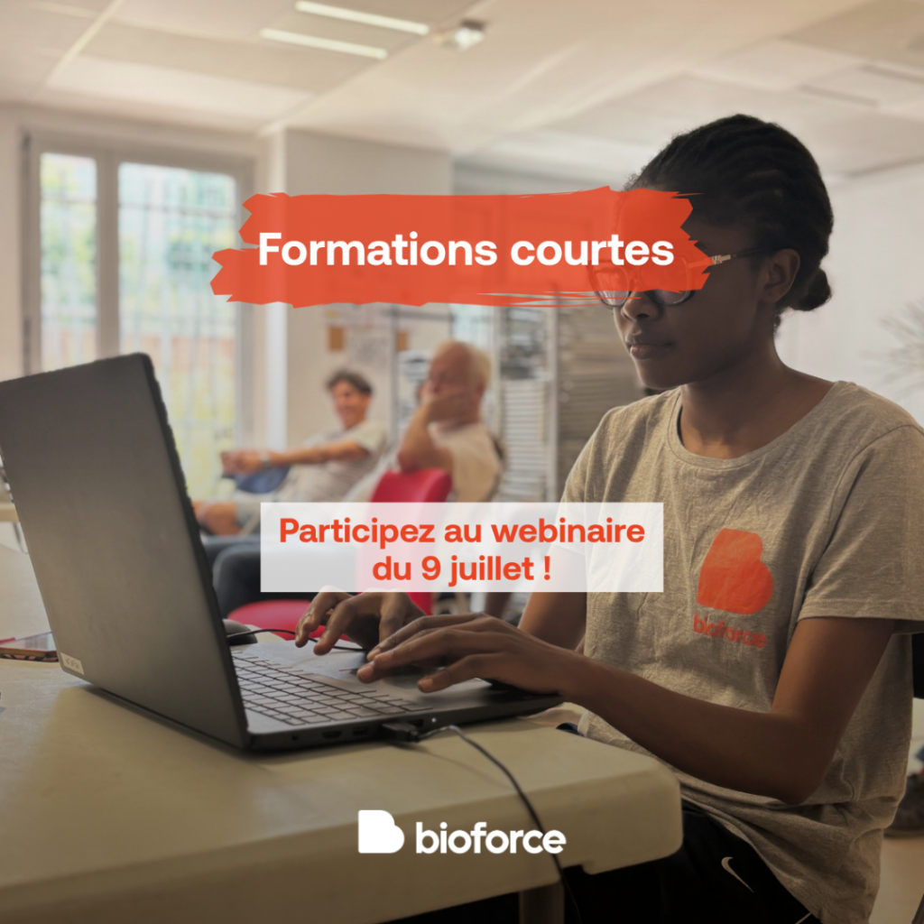 Apprenante travaillant face à son ordinateur dans les locaux de Bioforce Europe.