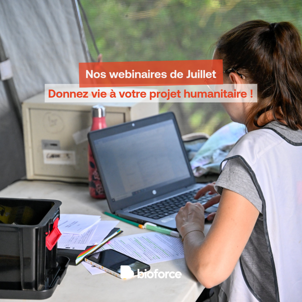 Apprenante sur le terrain en train de travailler.