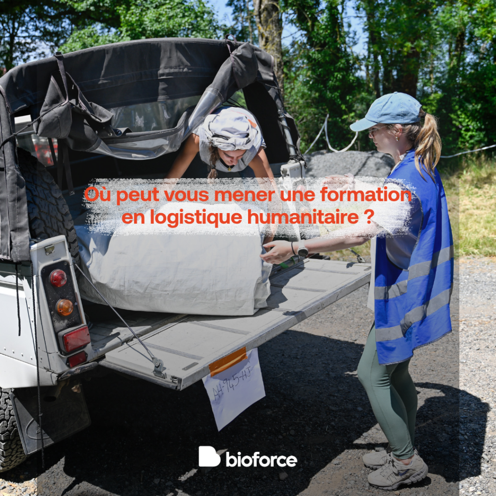 Apprenantes en train de décharger un véhicule lors d’un exercice terrain.