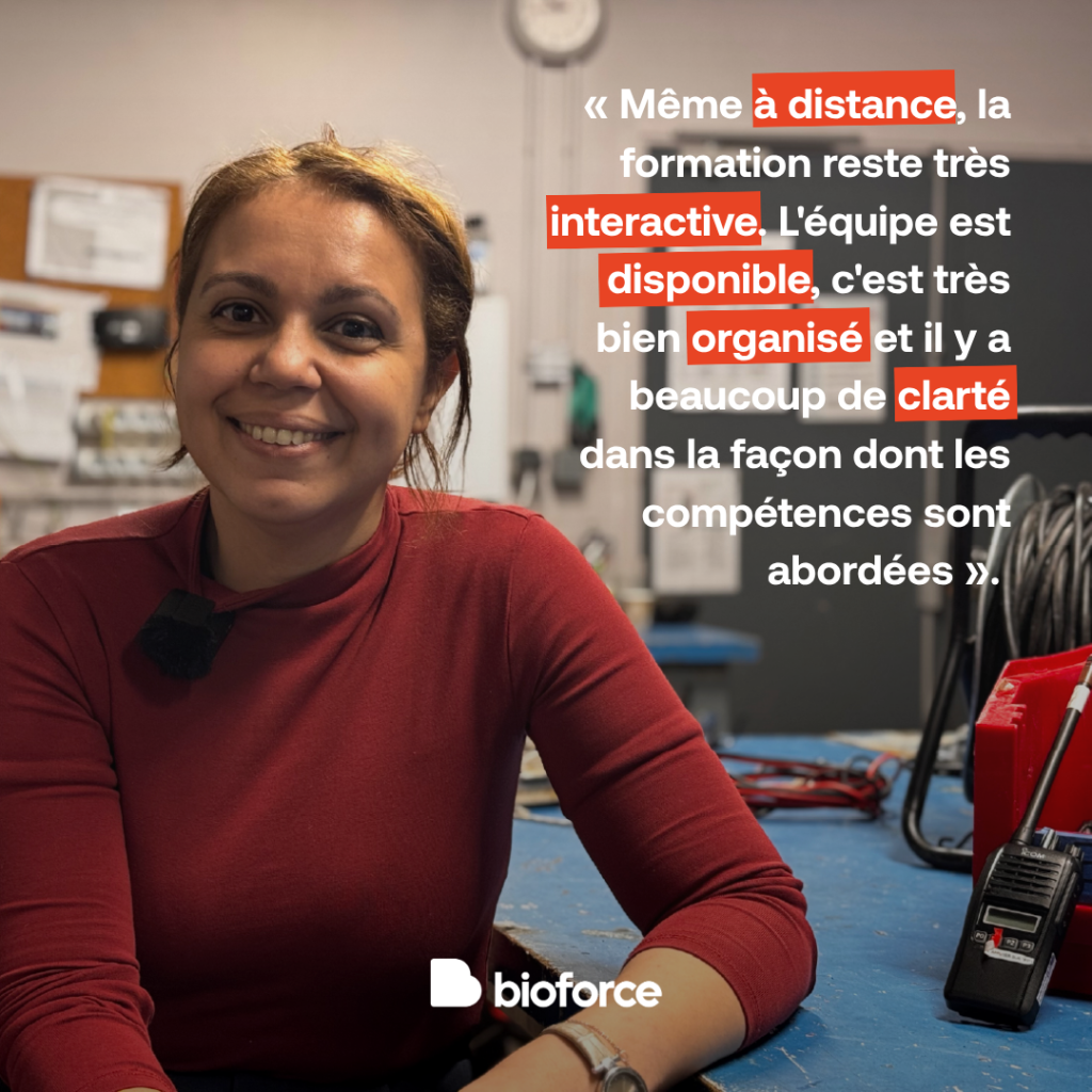 Photo portrait d’une apprenante dans l’atelier.