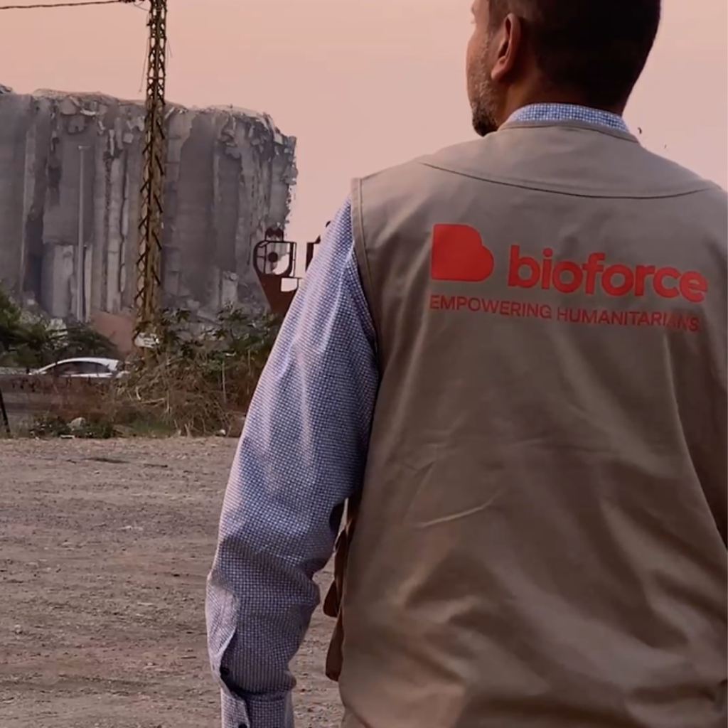 Apprenant sur le terrain, de dos avec le gilet Bioforce.